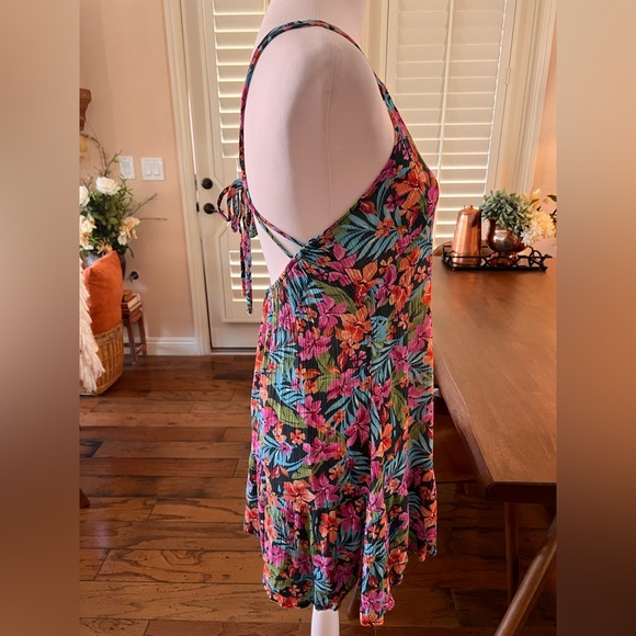 Lucky Brand Women's Standard Vibrant Beach Dressfloral Designs. Size M - Picture 5 of 10